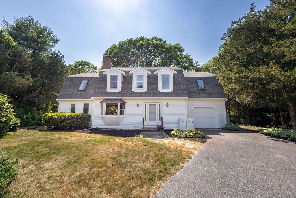 Attached, Exterior, Facade, Cape Cod