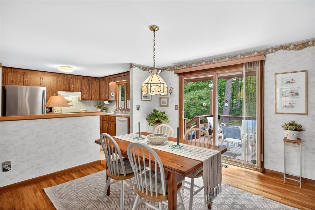 Dining room, Interior, Kitchen, Pendant Lights, Wood Texture Flooring