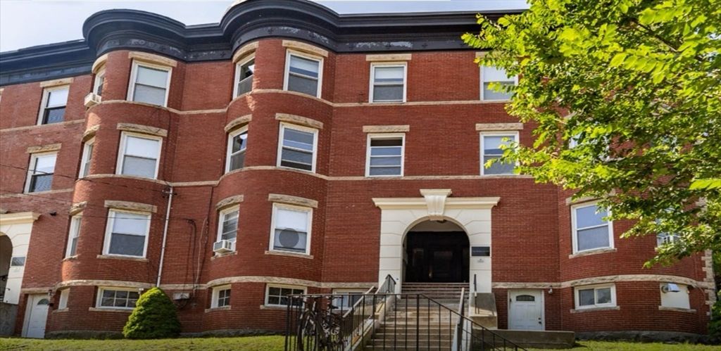 Exterior, Facade, Brick Facade, Rowhouse