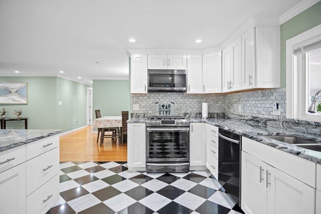 Dining room, Interior, Kitchen, Recessed Lighting, Stainless Steel Appliances