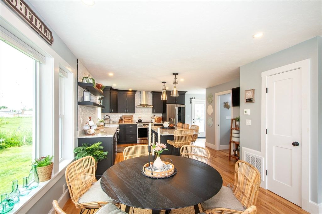 Dining room, Interior, Kitchen, Pendant Lights, Recessed Lighting, Wood Texture Flooring