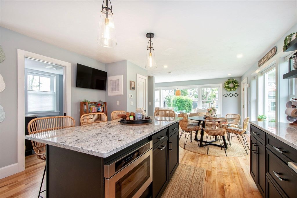 Dining room, Interior, Kitchen, Recessed Lighting, Wood Texture Flooring