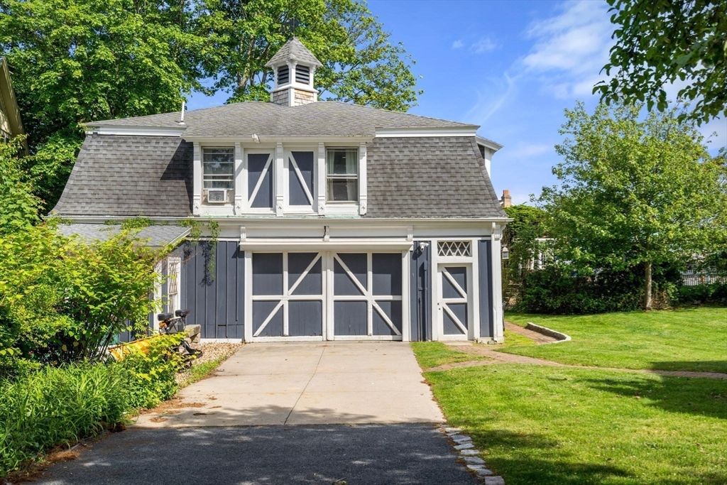 Attached, Exterior, Facade, Queen Anne Victorian