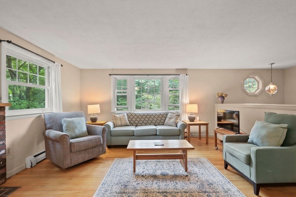 Interior, Living room, Pendant Lights, Wood Texture Flooring