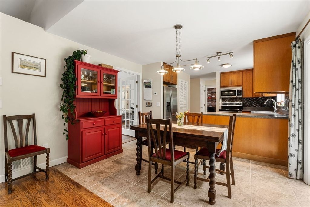 Dining room, Interior, Kitchen, Pendant Lights, Stainless Steel Appliances