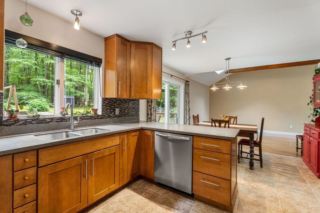Dining room, Interior, Kitchen, Pendant Lights, Stainless Steel Appliances