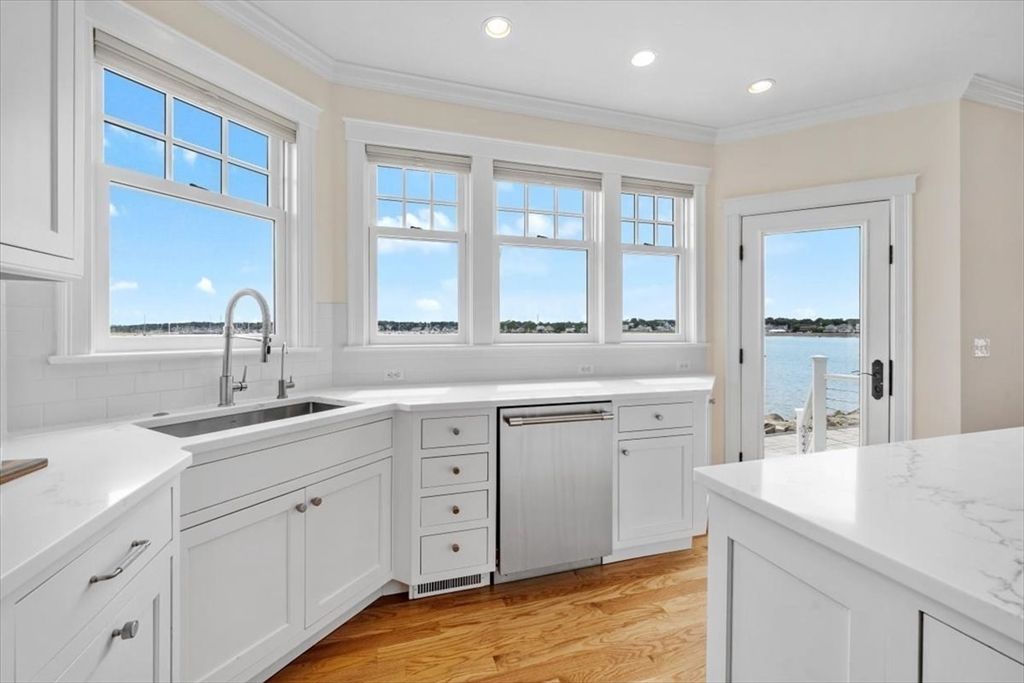 Interior, Kitchen, Recessed Lighting, Water, Wood Texture Flooring