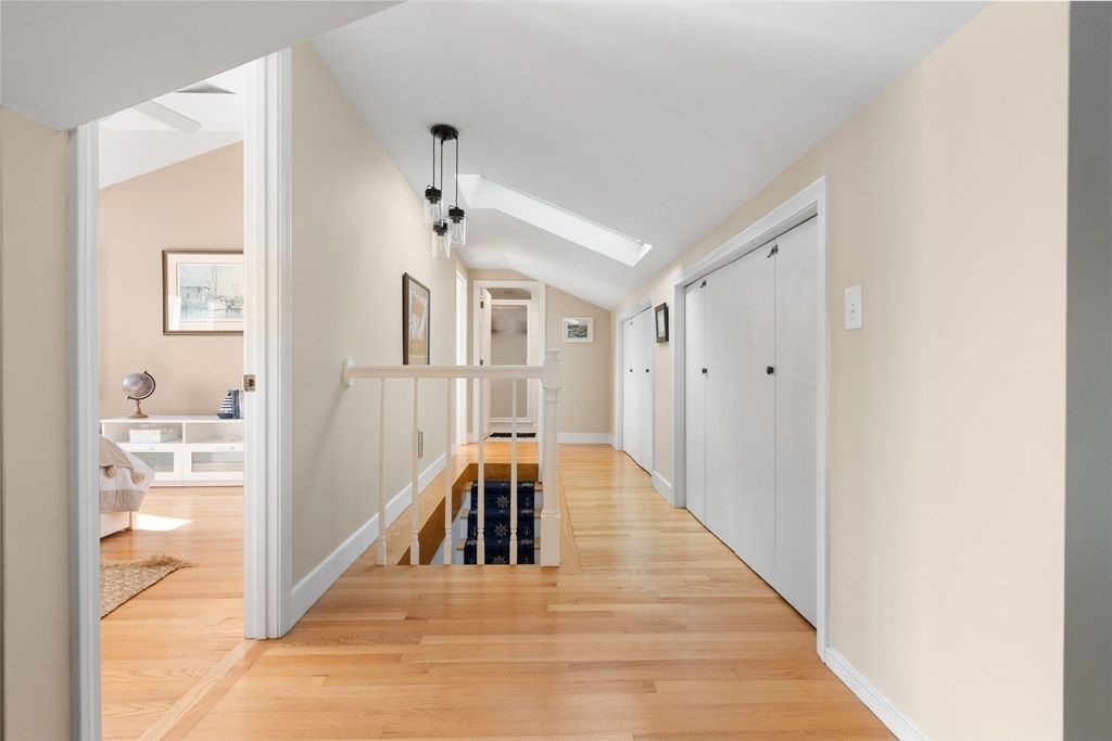 Interior, Pendant Lights, Wood Texture Flooring