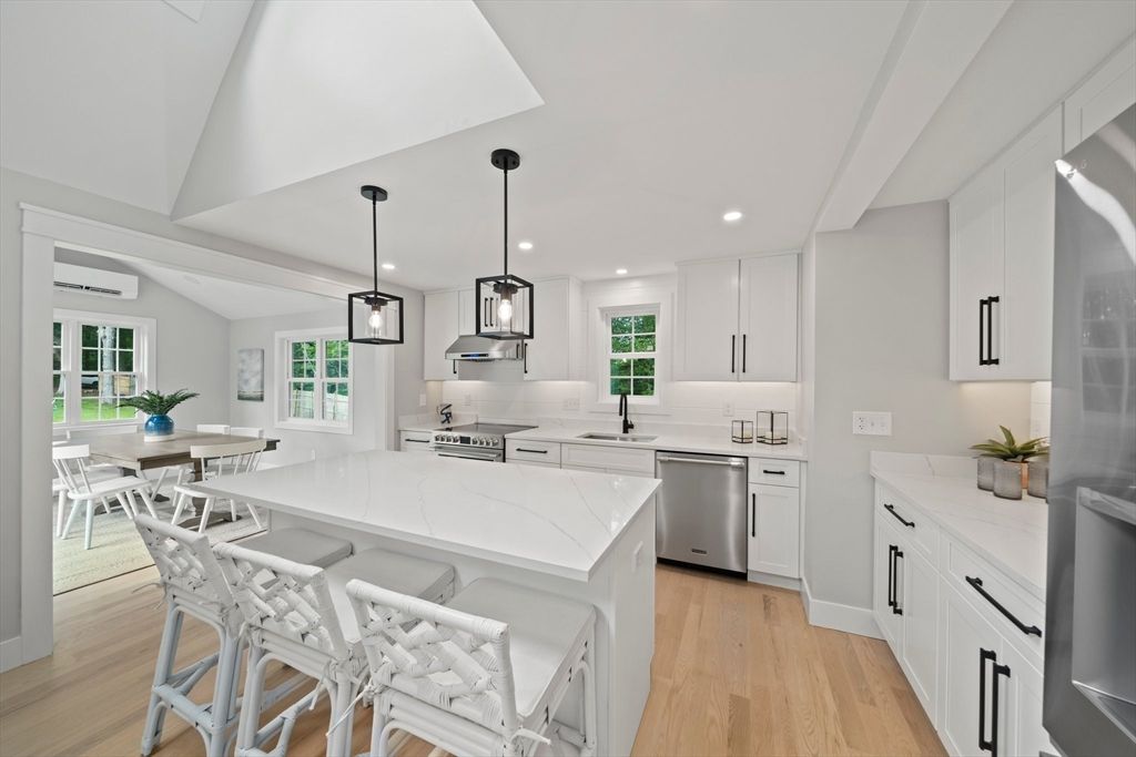 Dining room, Interior, Kitchen, Pendant Lights, Recessed Lighting, Stainless Steel Appliances, Wood Texture Flooring