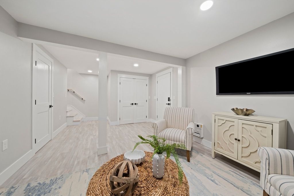 Interior, Recessed Lighting, Wood Texture Flooring