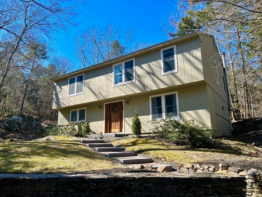 Exterior, Facade, Raised Ranch