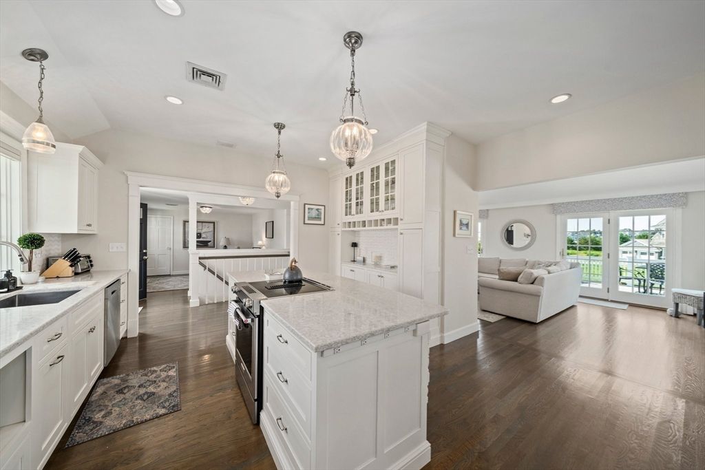 Interior, Kitchen, Living room, Pendant Lights, Recessed Lighting, Wood Texture Flooring