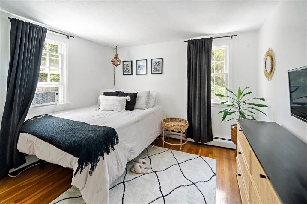 Bedroom, Interior, Pendant Lights, Wood Texture Flooring