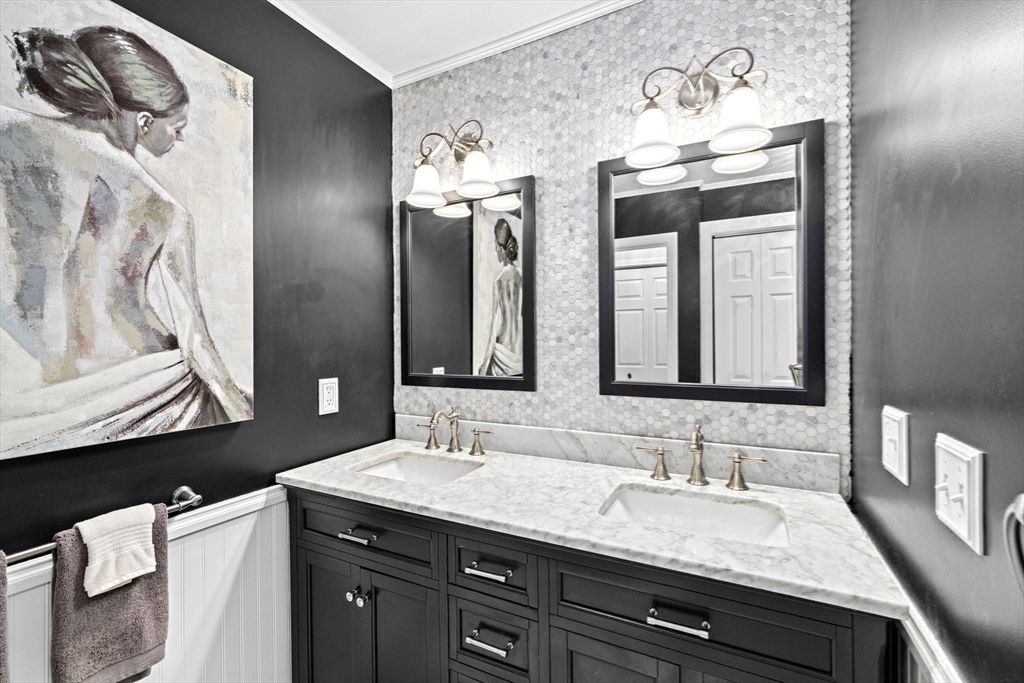 Bathroom, Dual Sink Vanities, Interior