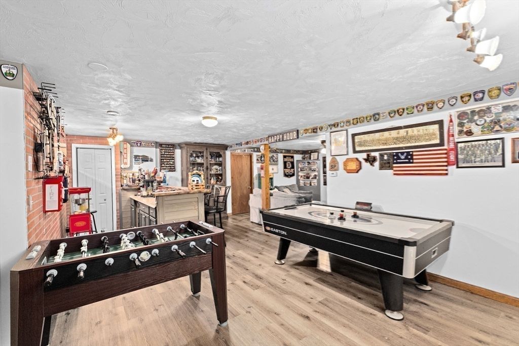 Billiard Table, Game Room, Interior, Wood Texture Flooring