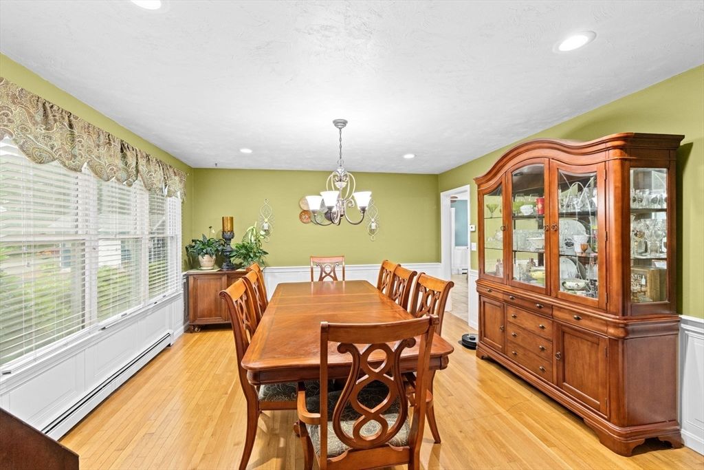 Chandelier, Dining room, Interior, Recessed Lighting, Wood Texture Flooring