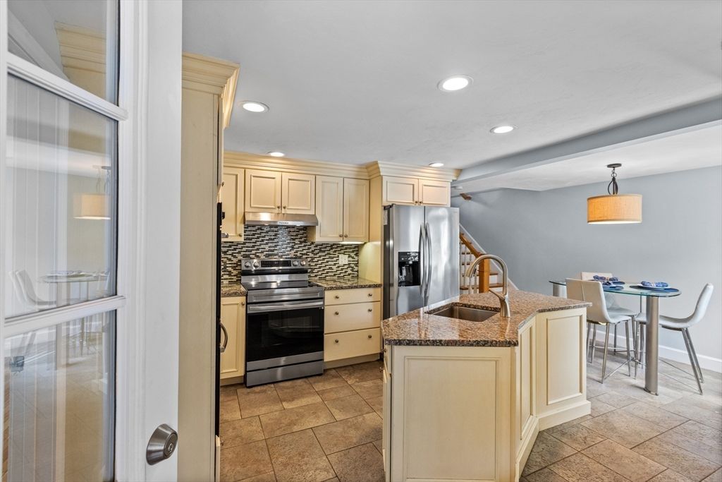 Dining room, Interior, Kitchen, Pendant Lights, Recessed Lighting, Stainless Steel Appliances
