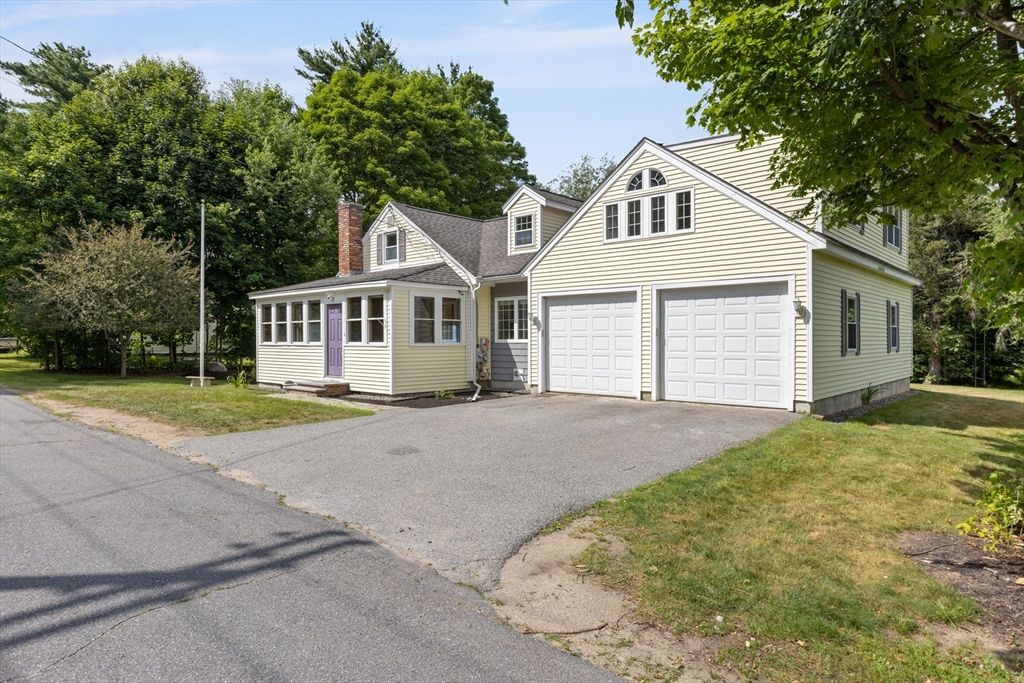 Attached, Exterior, Facade, Cape Cod