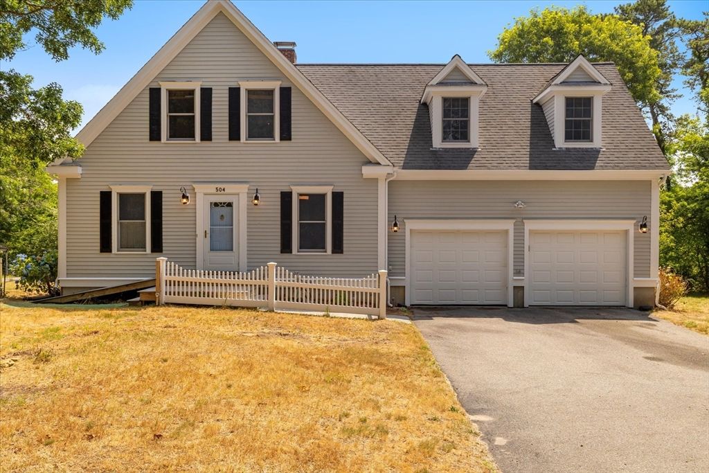 Attached, Exterior, Facade, Farmhouse