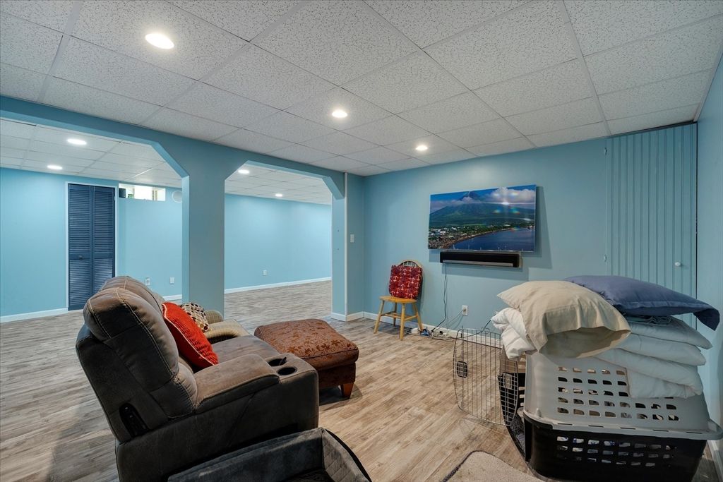 Interior, Recessed Lighting, Wood Texture Flooring