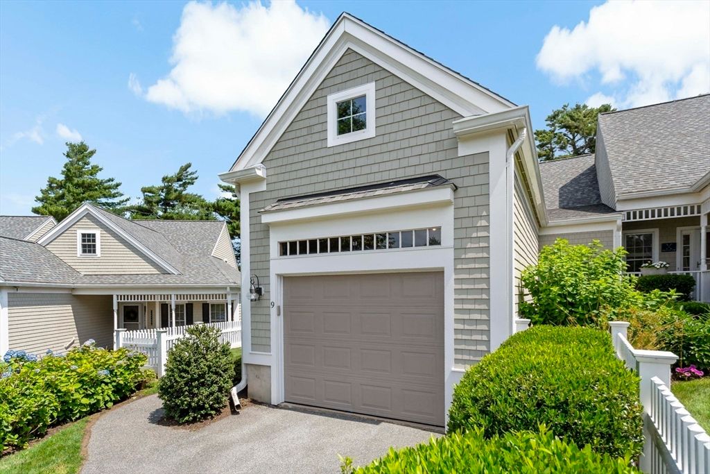 Attached, Exterior, Facade, American Craftsman