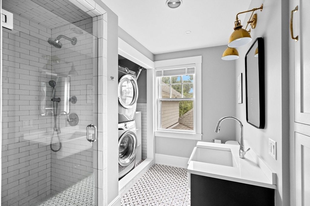Bathroom, Glass Shower, Interior, Pendant Lights, Recessed Lighting, Washer