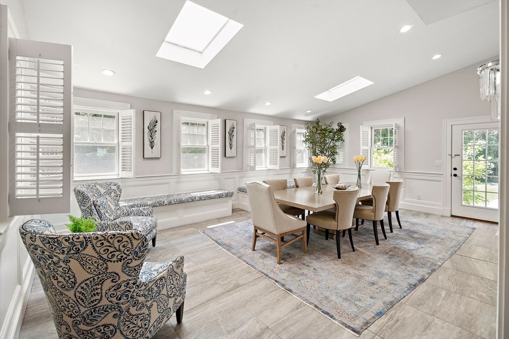 Dining room, Interior, Living room, Pendant Lights, Recessed Lighting, Wood Texture Flooring