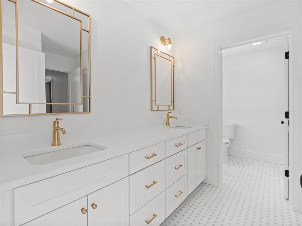 Bathroom, Dual Sink Vanities, Interior