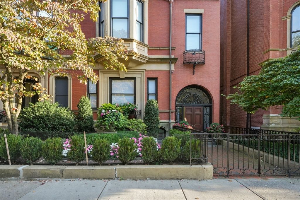 Exterior, Facade, Brick Facade, Rowhouse