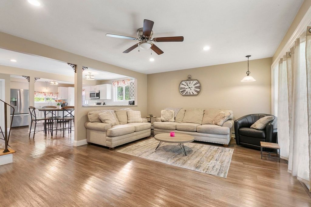 Dining room, Interior, Living room, Pendant Lights, Recessed Lighting, Wood Texture Flooring