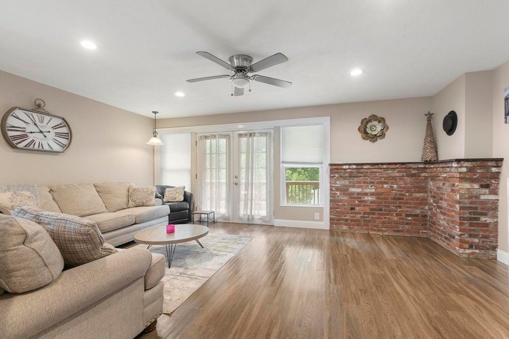 Interior, Living room, Pendant Lights, Recessed Lighting, Stone Walls, Wood Texture Flooring
