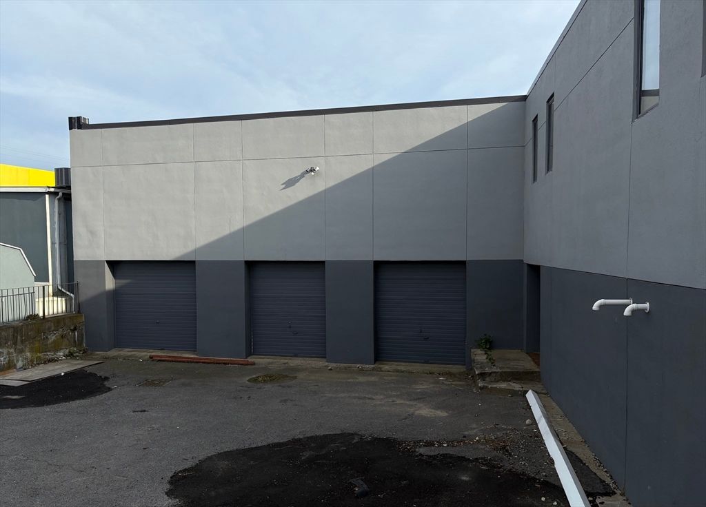 Exterior, Facade, None
