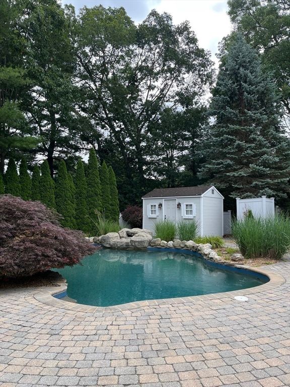 Exterior, Pool