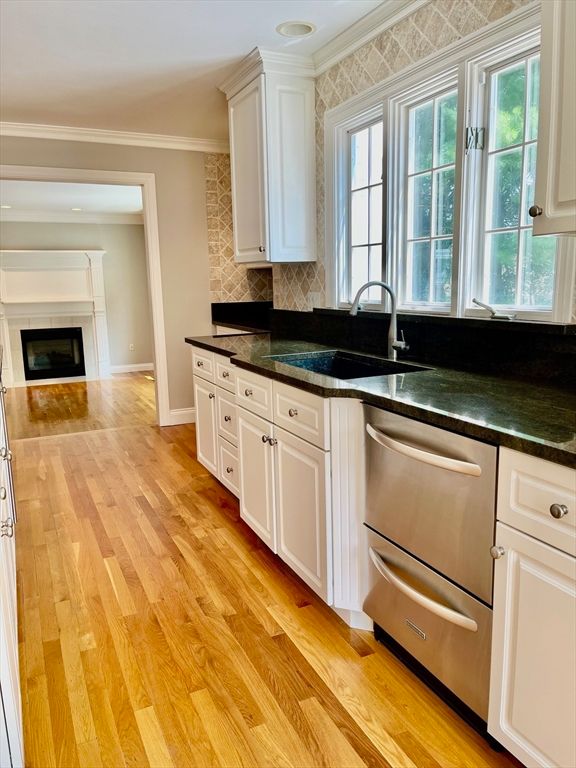 Fireplace, Interior, Kitchen, Recessed Lighting, Wood Texture Flooring
