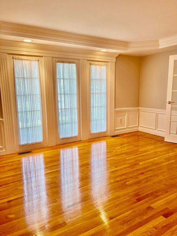 Empty room, Interior, Recessed Lighting, Wood Texture Flooring
