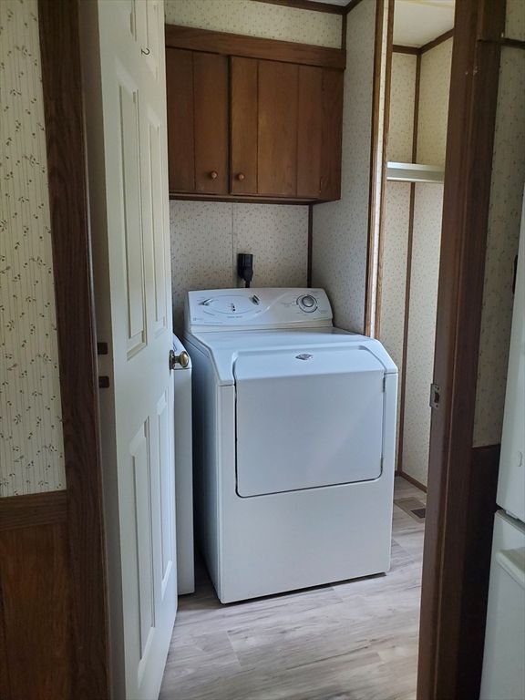 Interior, Utility Closets, Washer, Wood Texture Flooring