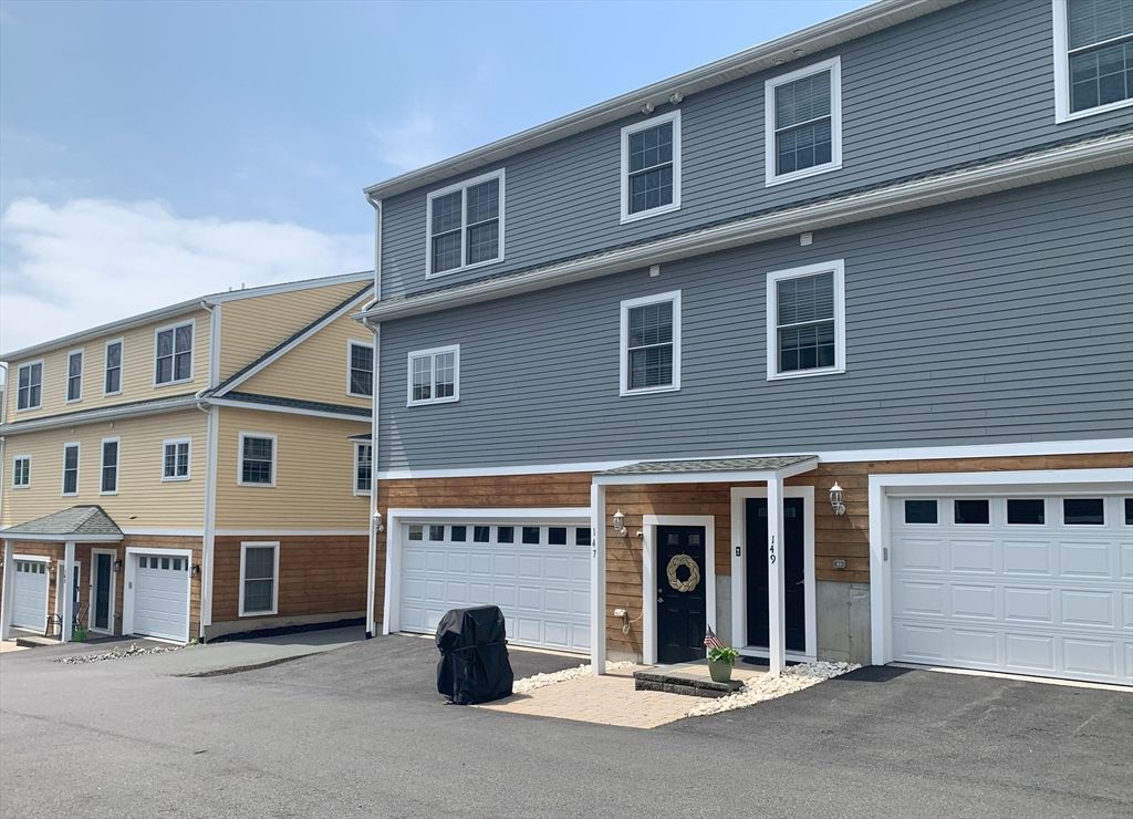 Attached, Exterior, Facade, Rowhouse