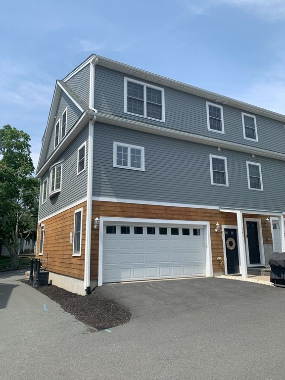 Attached, Exterior, Facade, Rowhouse