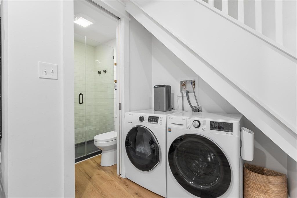 Interior, Recessed Lighting, Washer, Wood Texture Flooring