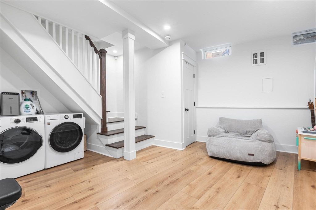 Interior, Recessed Lighting, Washer, Wood Texture Flooring