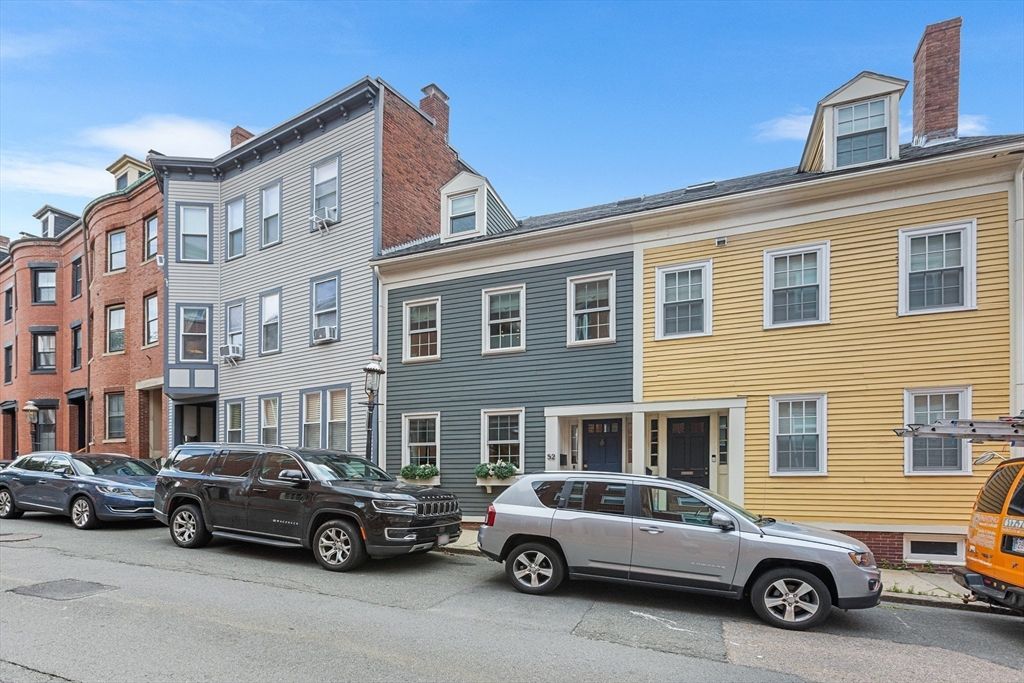 Exterior, Facade, Rowhouse