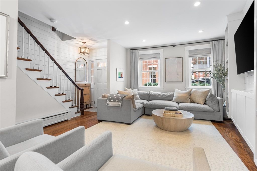 Interior, Living room, Pendant Lights, Recessed Lighting, Wood Texture Flooring
