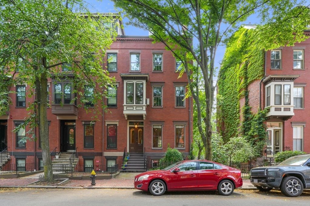 Exterior, Facade, Brick Facade, Rowhouse