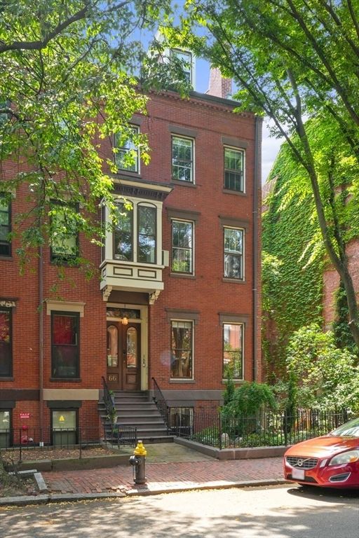 Exterior, Facade, Brick Facade, Rowhouse