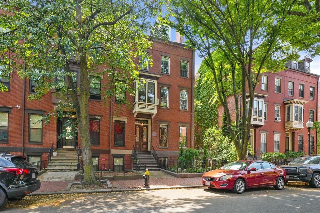 Exterior, Facade, Brick Facade, Rowhouse
