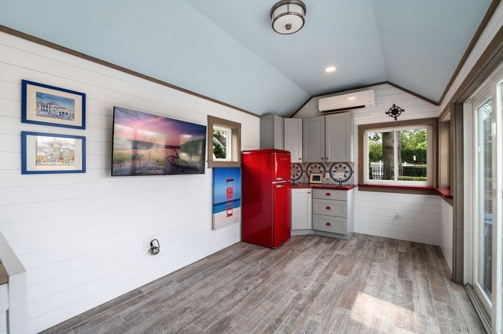 Interior, Recessed Lighting, Wood Texture Flooring