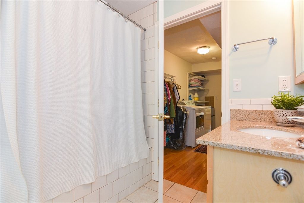 Bathroom, Interior, Walk-in Closets, Wood Texture Flooring