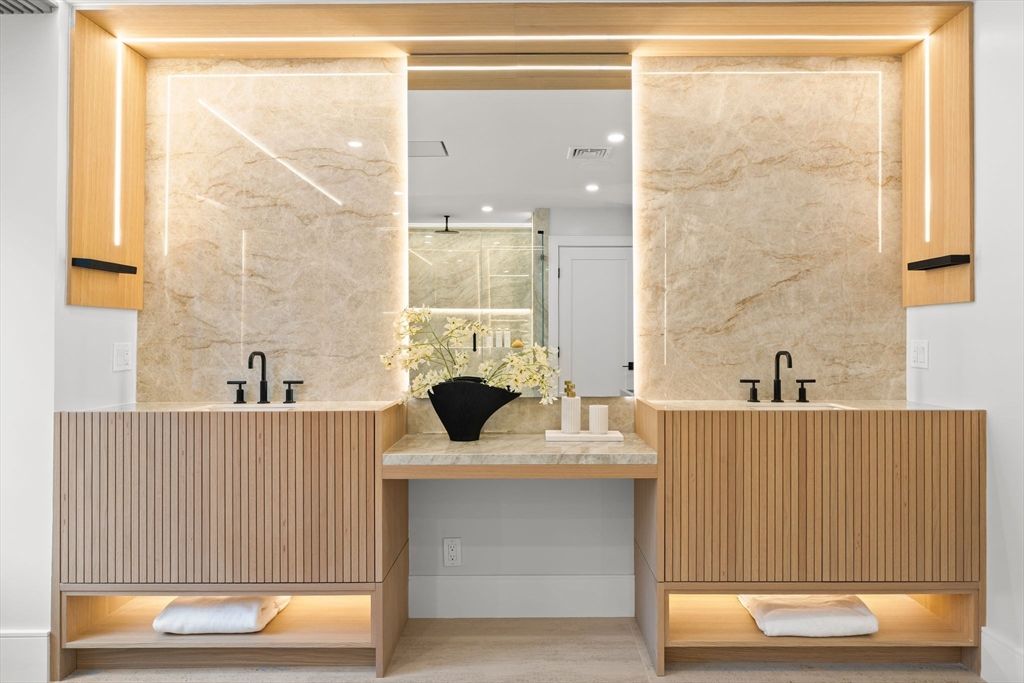 Bathroom, Dual Sink Vanities, Interior, Recessed Lighting