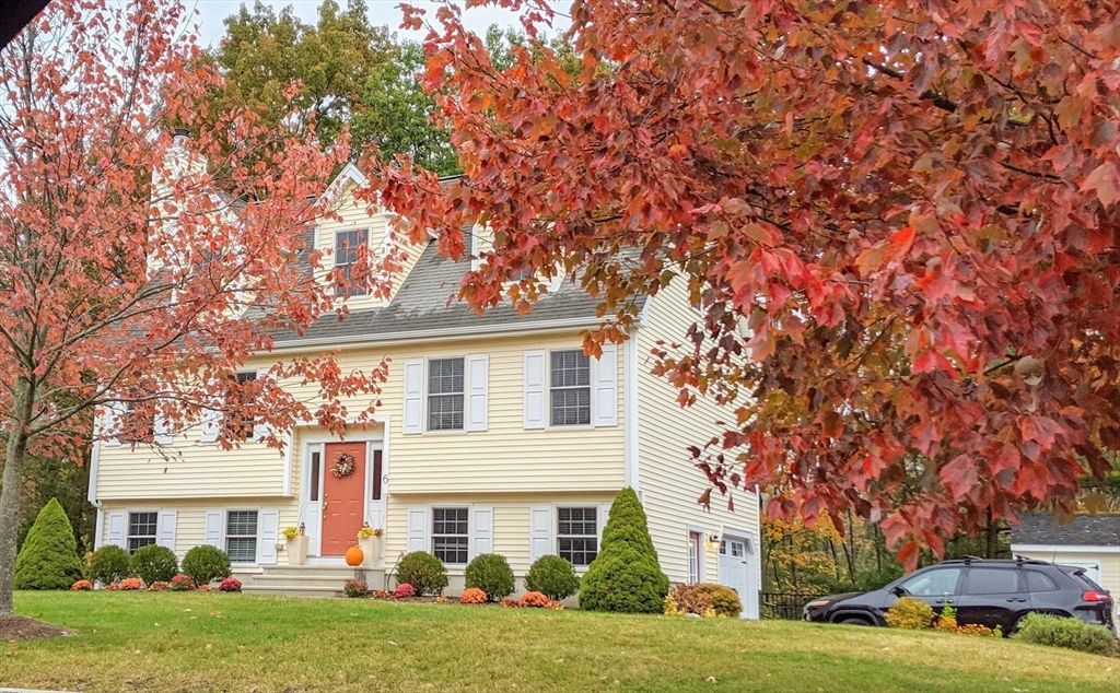 Exterior, Facade, Raised Ranch