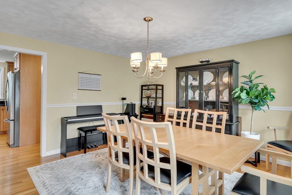 Chandelier, Dining room, Interior, Piano, Wood Texture Flooring